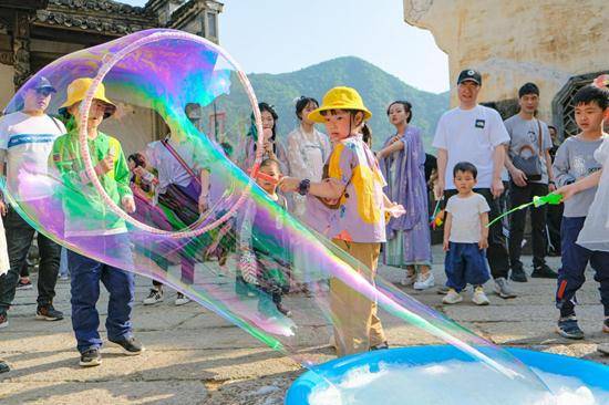 假期首日游客涌进江苏各大景区 精彩活动迎接客流高峰